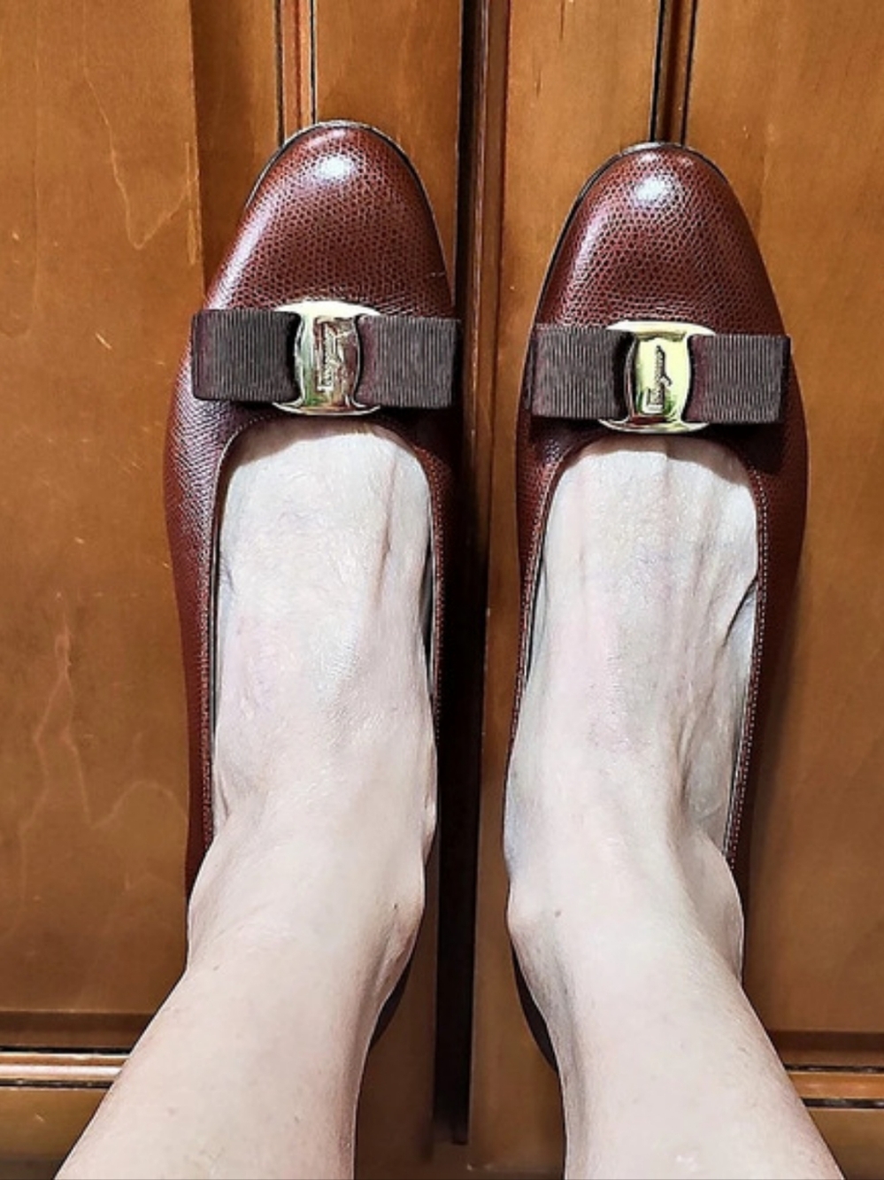 Salvatore Ferragamo Vara Ribbon Leather Round Toe Low Pumps Size 9B